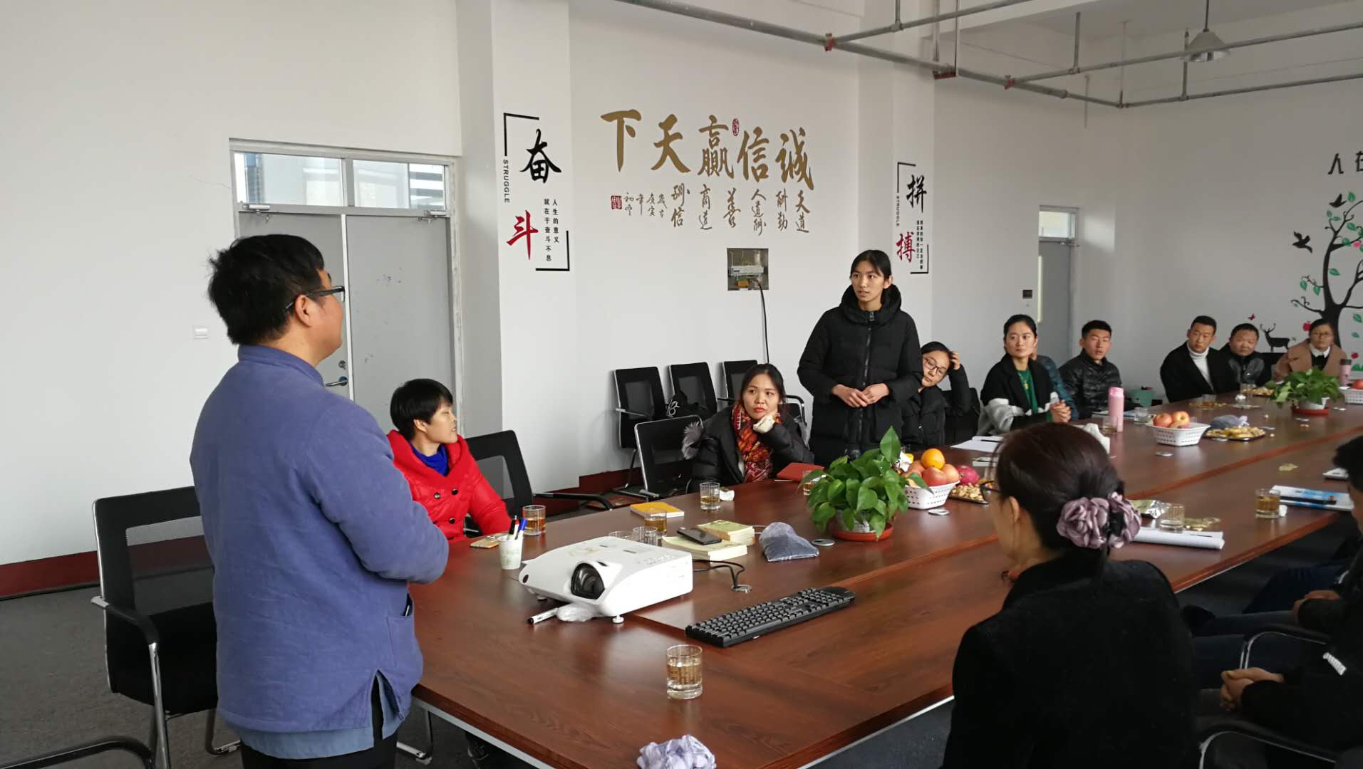 員工就問(wèn)題對王老師進(jìn)行提問(wèn)